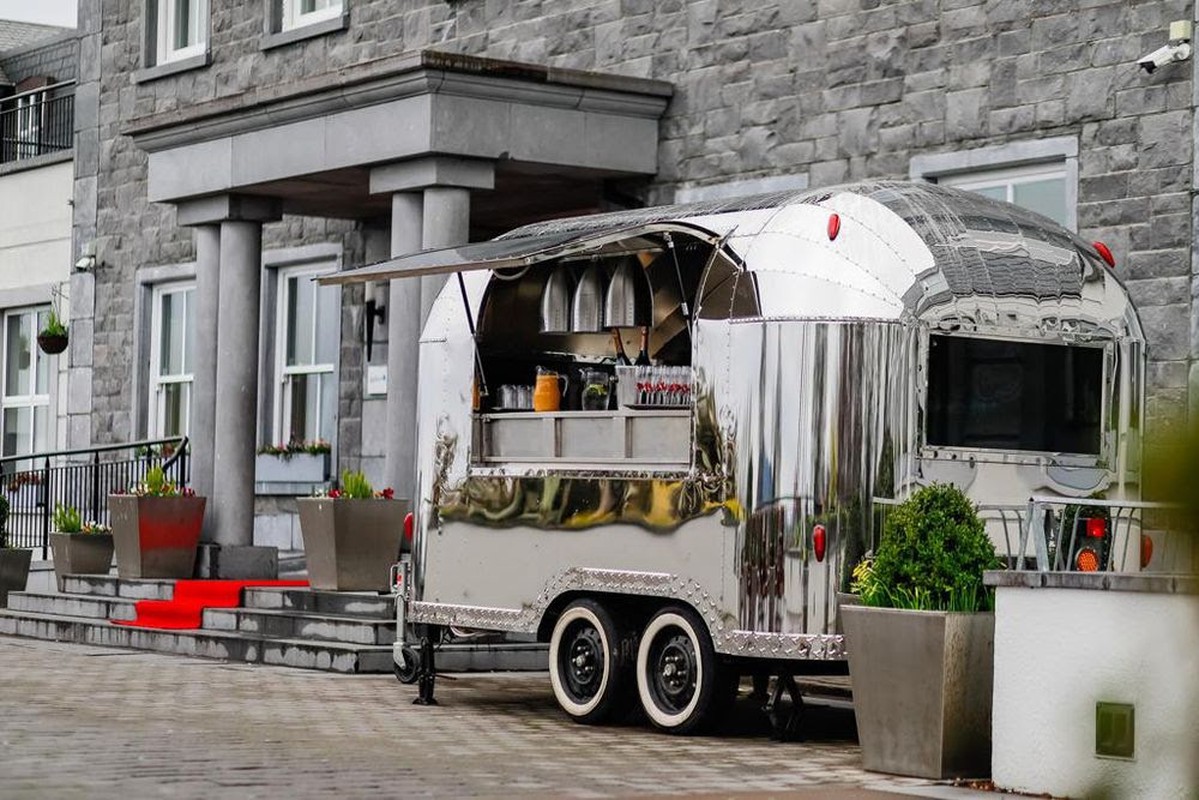 Mobile catering vehicle with LPG cooking equipment